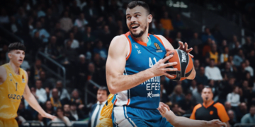 Anadolu Efes evinde farklı kazandı