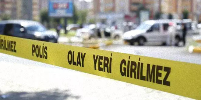Yürürken göğsünden bıçaklandı