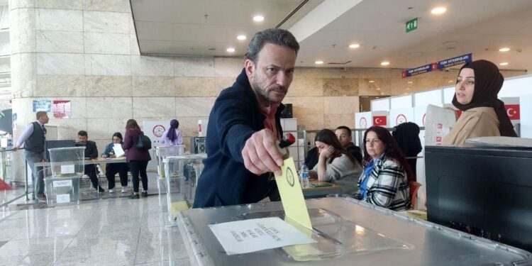 Yurt dışı seçmen kütüğüne bağlı vatandaşların oy verme işlemi devam ediyor