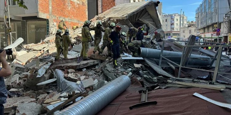 Küçükçekmece’de bina çöktü: Enkaz altında kalanlar var