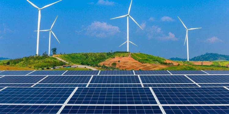 Güneş enerjisi yatırımları ilk kez petrol üretimi harcamalarını geride bıraktı