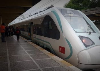 Milli elektrikli tren yolculu seferlerine başladı