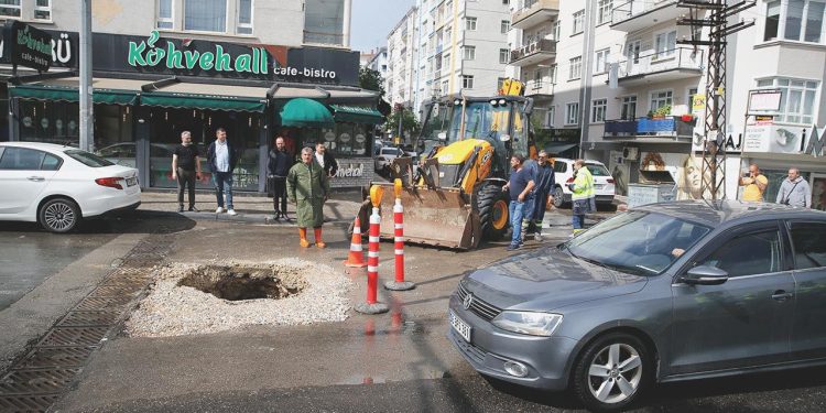 Ankara’da sağanak nedeniyle yol çöktü