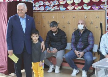 Binali Yıldırım’dan eşine: Ne oldu hanım karar veremedin mi?