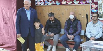 Binali Yıldırım’dan eşine: Ne oldu hanım karar veremedin mi?