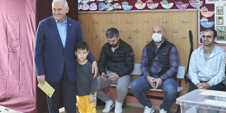 Binali Yıldırım’dan eşine: Ne oldu hanım karar veremedin mi?