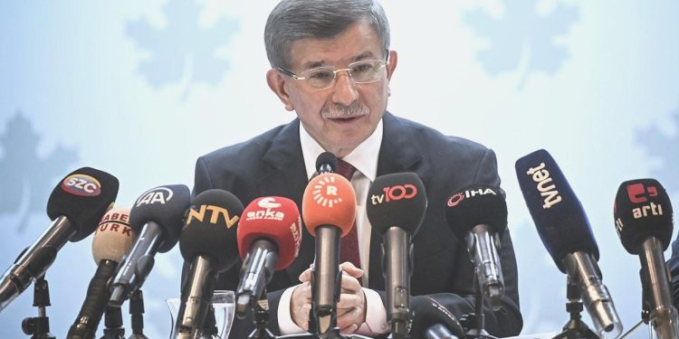 Davutoğlu: Milletimizin iradesi başımızın tacıdır