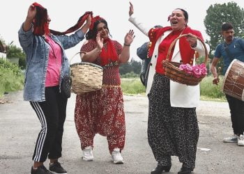 Düzceli Romanlar davul zurna eşliğinde sandığa gitti