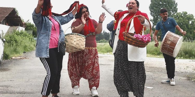 Düzceli Romanlar davul zurna eşliğinde sandığa gitti