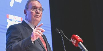 Faik Öztrak: Nefes nefese bir yarış var