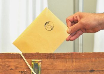 Kendisini AK Parti’li müşahit üzere gösteren bayan hakkında tutanak tutuldu