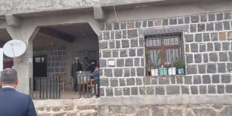 Oy sandığı muhtarın meskenine kuruldu