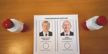 Seçim öncesi siyasi partilerin bayrak ve pankartları toplanıyor