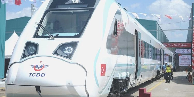 Ulusal elektrikli tren birinci yolculu seferini gerçekleştirdi