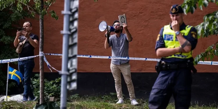 İsveç’ten skandal Kur’an yakma eylemi