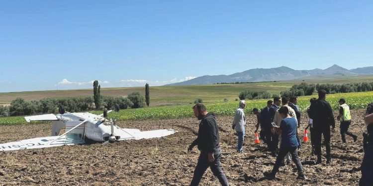 Aksaray’da eğitim uçağı düştü: 2 pilot yaralandı