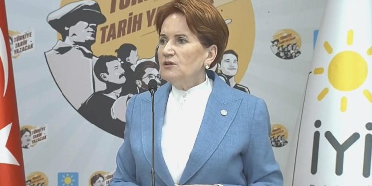  Akşener, GİK üyeleriyle bir ortaya geldi