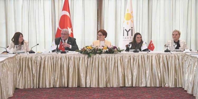 Akşener partisinin 28. Periyot milletvekilleriyle görüştü