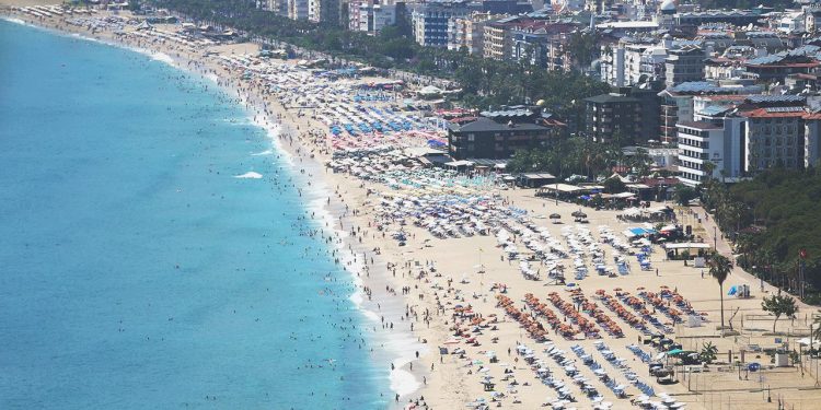 Antalya’da bayram yoğunluğu yaşanıyor