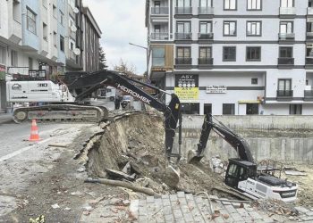 Avcılar’da yol çökmesi nedeniyle 6 katlı bina boşaltıldı