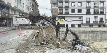 Avcılar’da yol çökmesi nedeniyle 6 katlı bina boşaltıldı