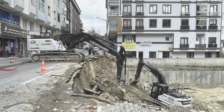 Avcılar’da yol çökmesi nedeniyle 6 katlı bina boşaltıldı