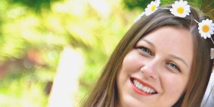 Bebeğini banyoda yıkarken hayatını kaybetti