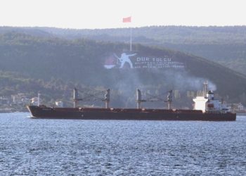 Çanakkale Boğazı’nda arızalanan gemi demirletildi