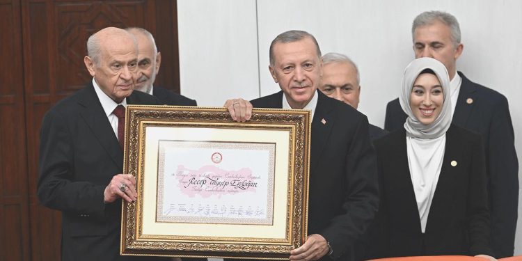 Erdoğan, Bahçeli’den mazbatasını aldıktan sonra yemin etti