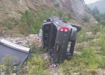 Eski İktisat Bakanı Nihat Zeybekci kaza geçirdi