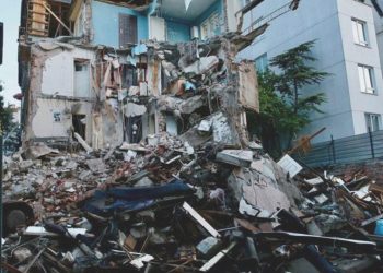 Eskişehir’de 3 katlı apartmanın büyük kısmı çöktü