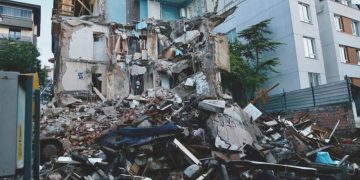 Eskişehir’de 3 katlı apartmanın büyük kısmı çöktü