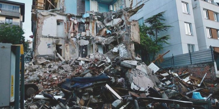 Eskişehir’de 3 katlı apartmanın büyük kısmı çöktü