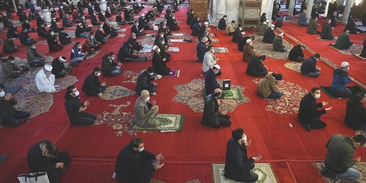 İstanbullular mescitlere akın etti