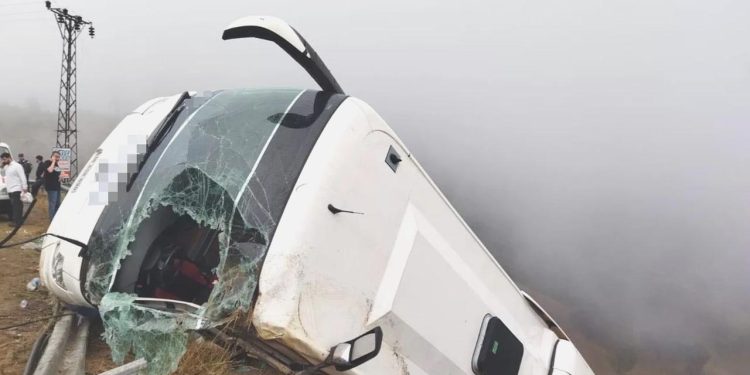 Mersin’de yolcu otobüsü uçuruma devrildi