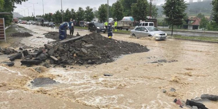 Samsun’da sel: 4 ilçede eğitime orta verildi