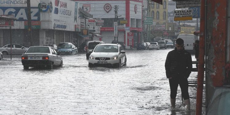 Samsun’da şiddetli yağış nedeniyle eğitime bir gün orta verildi