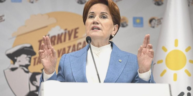 Akşener, yeni GİK üyeleriyle bir ortaya geldi