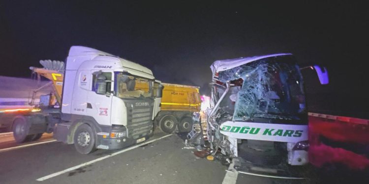 Anadolu Otoyolu’nda tır ile yolcu otobüsü çarpıştı, 18 kişi yaralandı