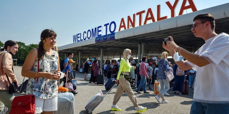 Antalya Havalimanı’nda günlük yolcu rekoru!