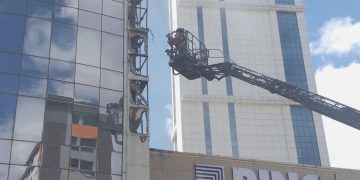 Ataşehir’de 17 katlı binanın dış cephesinde yangın çıktı