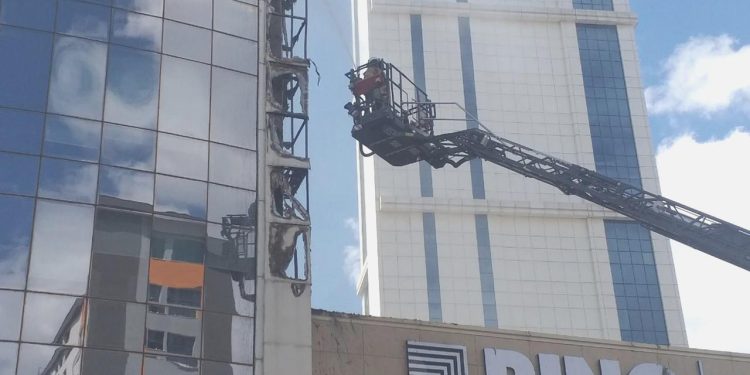 Ataşehir’de 17 katlı binanın dış cephesinde yangın çıktı