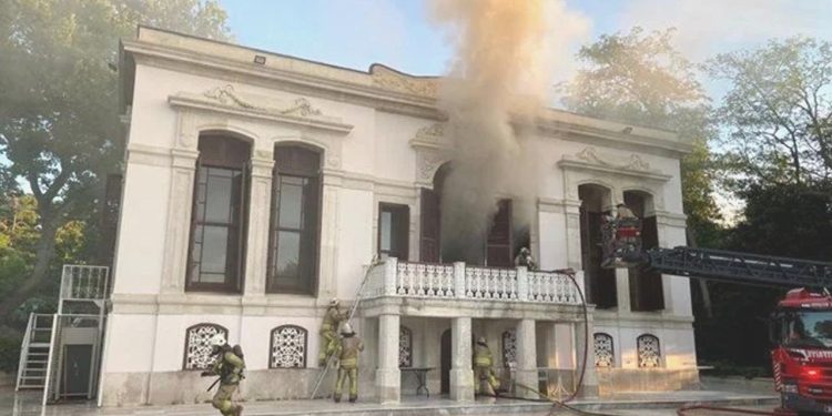 Beşiktaş Yıldız Parkı’ndaki Çadır Köşkü’nde yangın