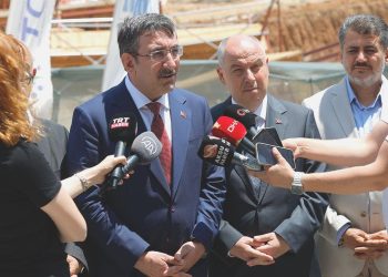 Cevdet Yılmaz: Enflasyonla gayret ederken bir taraftan da resesyona düşmememiz gerekiyor