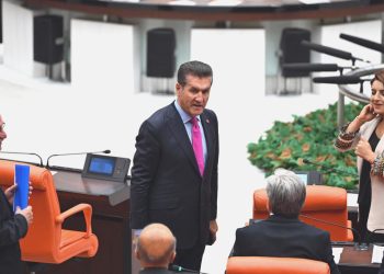 CHP’li Mustafa Sarıgül’e yumruklu akın