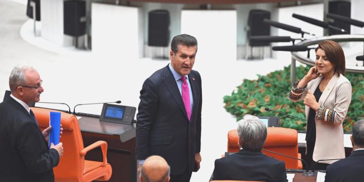 CHP’li Mustafa Sarıgül’e yumruklu akın