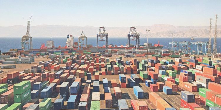 Dış ticaret açığı 1,5 yıl sonra birinci kere daraldı