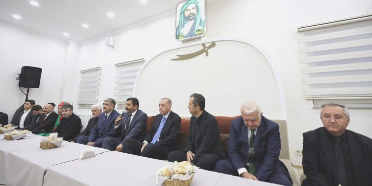 Erdoğan, Ali Baba Cemevi’nde muharrem ayı iftarına katıldı