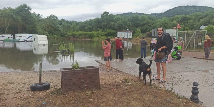 Erzurum ve Kocaeli’yi sağanak vurdu, yollar göle döndü