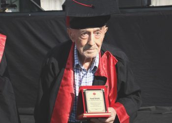 Fotoğraf tutkusunu 82 yaşında diplomayla taçlandırdı